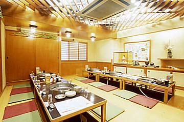 海鮮茶屋・貝族料理 みのしょうの民芸品が飾られた落ち着ける掘りごたつ席
