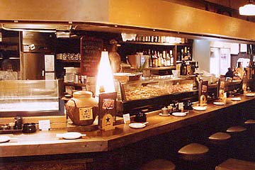 炭火焼 とりべゑ 金山店の和風モダンでシックな店内は、落ち着きのある大人の空間