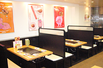 鶴橋風月 本店のアットホームな雰囲気の店内