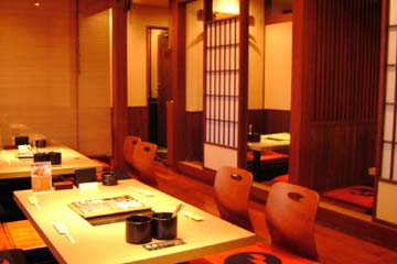 玄品 柏の落ち着いた雰囲気の店内でゆっくり食事が楽しめる