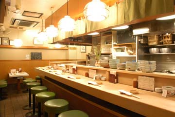 おでん おぐ羅のオーナーの特製料理が味わえる、アットホームなカウンター席