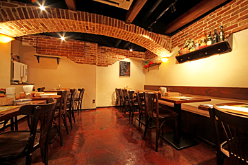 タパス＆タパス 用賀店の南欧風の明るい雰囲気の店内