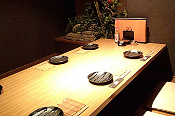 沖縄ダイニング 琉歌 上野本館の至るところでシーサーが出迎える店内