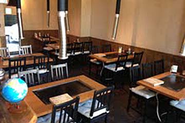 加屋ながれ木 千早店の広々とした店内でワイワイ食事が楽しめる