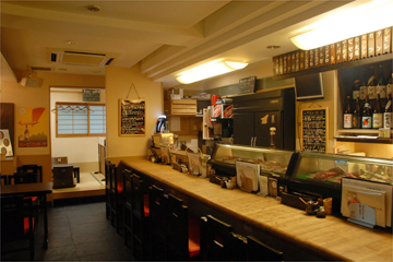 やきとん龍家の会話が弾むカウンター席や寛げる座敷など使い方はさまざま