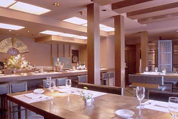 仏風懐石料理 re・ci・peのスタイリッシュな店内