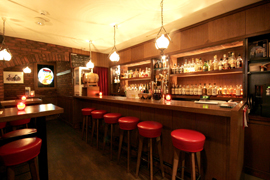 バー＆カフェ ニッカバー リタのひとりでも気軽に利用できる店内