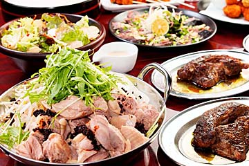 釜焼鳥本舗 おやひなや 西新宿店のジューシーな骨付き鶏がついたコースも多数