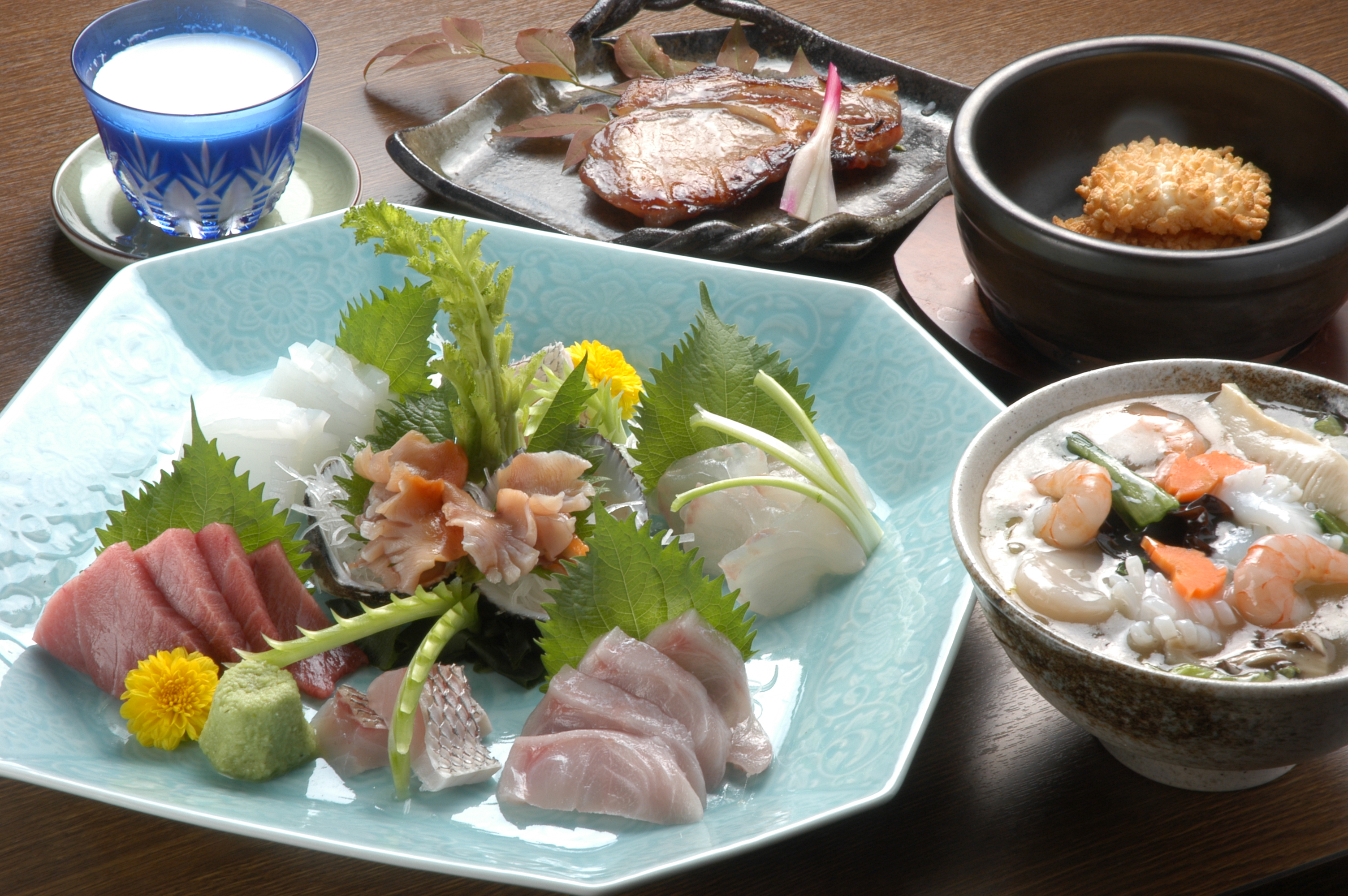 創和食 さんらくの刺身6点盛り合わせ、自家製豚ロース西京漬け、海鮮五目おこげ他