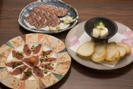 石臼挽きそば 加寿屋のおいしい酒肴。「鴨ポン」「馬刺」「チーズ豆ふ」