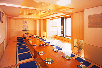 本格和食割烹 日本海庄や　登戸店の仲間と一緒に楽しい時間が過ごせる店内（店内一例）