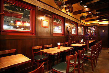 cafe＆bar ヴァンガード 京橋の朝・昼・夜とそれぞれ違った表情を見せる店内