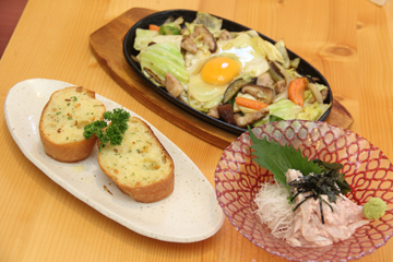 珠洲の居酒屋 ろばた焼あさ井の手前右がうまづら肝和え、奥が野菜の鉄板焼き