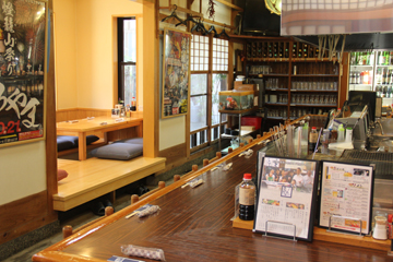 珠洲の居酒屋 ろばた焼あさ井の店内1階はカウンターと小上がり席がある