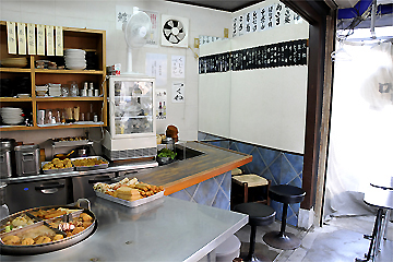 おでんの店 花くじら 本店の気軽な雰囲気にどこからともなく人が集まってくる