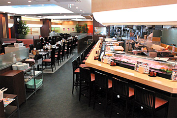 つきじ喜代村 すしざんまい 上野店の広々とした店内は家族や友人同士等様々な人数の利用に対応できる
