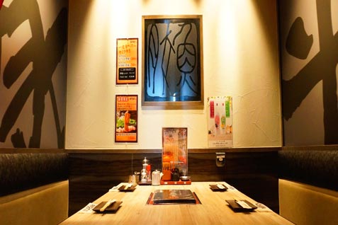 「肉盛酒場 とろにく 上野店」の店内