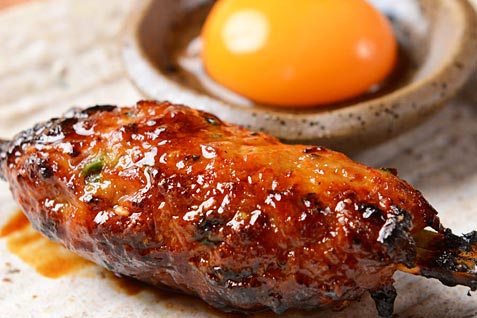 『YAKITORI＆SAKE 鳥光國 上野の森さくらテラス店』の絶品「月見つくね」