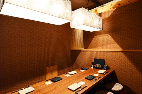 『YAKITORI＆SAKE 鳥光國 上野の森さくらテラス店』の落ち着いた雰囲気の店内