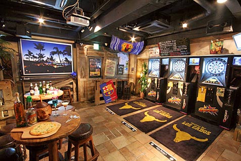 『ロスカボス 上野御徒町店』のダーツのある店内