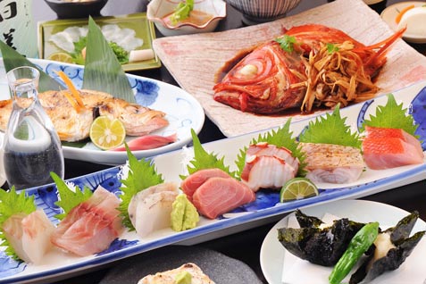 「魚料理 渋三吉成（サカナリョウリ シブサンヨシナリ）」の「名物 天然本マグロの脳天刺身」や「金目鯛の煮付け」など