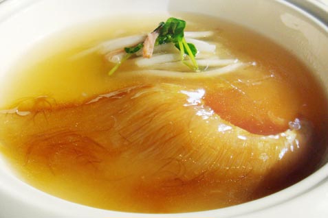 「中国北京料理 天厨菜館 渋谷店（チュウゴクペキンリョウリ テンツウサイカン シブヤテン）」の名物「気仙沼産フカヒレ（ヨシキリザメ）の姿煮込み」