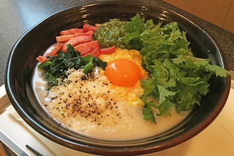新宿歌舞伎町『するり新宿本店』の「うどんめし（バジルクリーム）」
