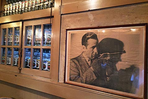 新宿ゴールデン街「ハングリーハンフリー」店内