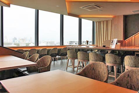 『神楽坂 茶寮』の14階からの景色が見える店内