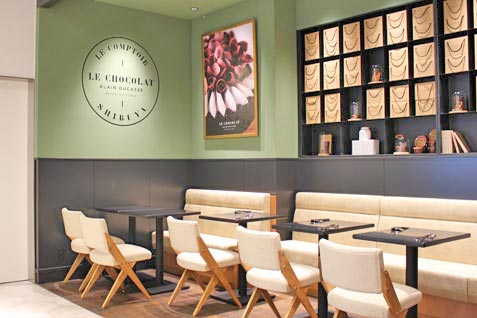 『LE CHOCOLAT ALAIN DUCASSE（ル・ショコラ・アラン・デュカス）』の店内に設置したテーブル席