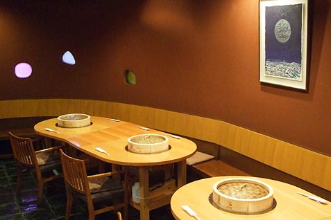げんかい食堂の店内テーブル席