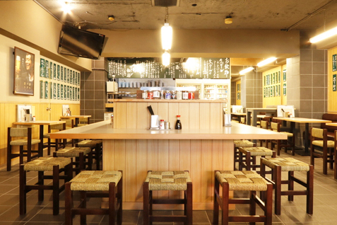 「千酉足」の店内カウンター席