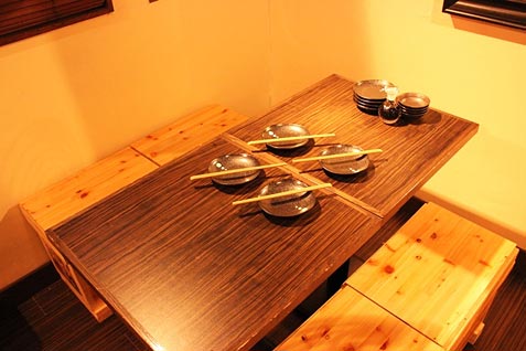 満月酒場　別館ＢＹの店内。落ち着いた和の雰囲気