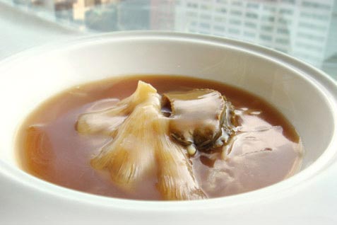 「中国北京料理 天厨菜館 渋谷店（チュウゴクペキンリョウリ テンツウサイカン シブヤテン）」の名物メニュー「気仙沼産フカヒレ姿煮と新鮮なアワビの煮込み」