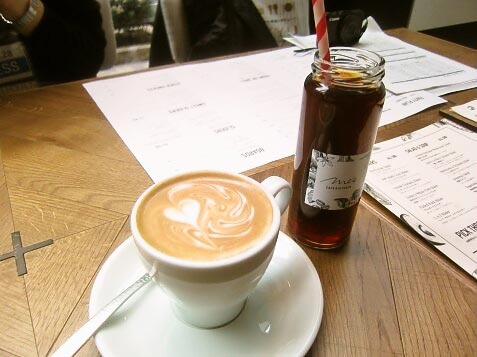 『Me’s CAFE & KITCHEN at METoA Ginza』のラテ『Me’s CAFE & KITCHEN at METoA Ginza』のラテ