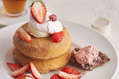 『カフェ＆ブックス ビブリオテーク』のパンケーキ