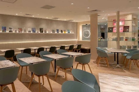 『カフェ＆ブックス ビブリオテーク』の店内