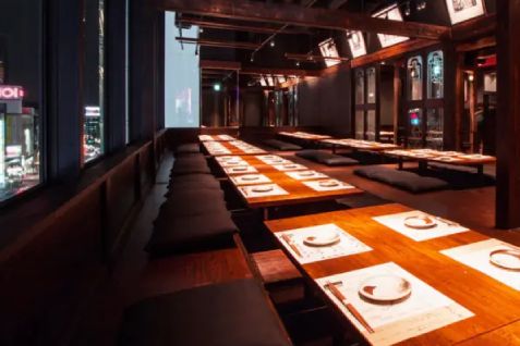 「わらやき屋 新宿」の店内