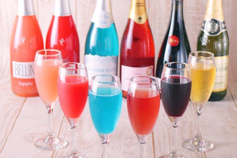 「Vina Vin Vino 新宿店」のカラフルなスパークリングワイン