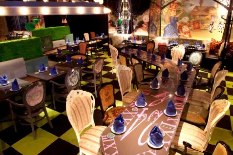 「絵本の国のアリス」の店内