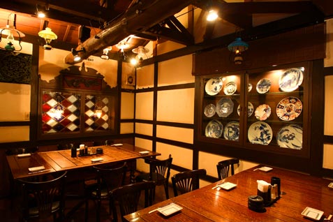 「純系名古屋コーチン 鳥長 曽根崎店」のアンティークが並ぶ店内