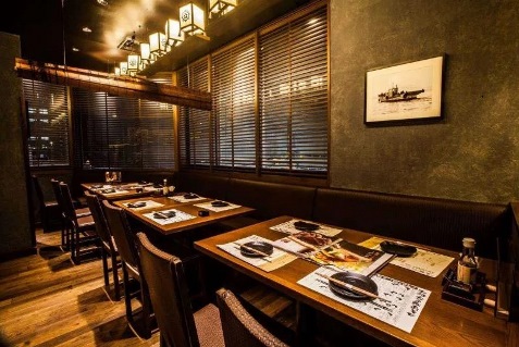 『わらやき屋 横浜』の店内