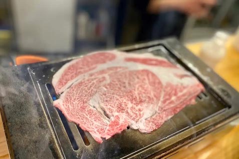 『ホルモン酒場 鬼に金棒 茶屋町店』の「名物5秒ロース」