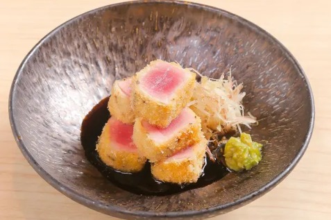 『近畿大学水産研究所 銀座店』のマグロカツ