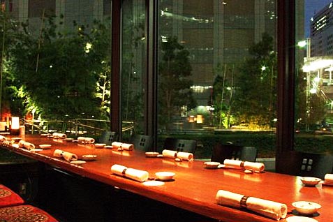 旬香庭　麟 Garden品川店の夜景を望める店内