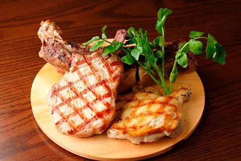 『BEER HOUSE 森卯』の肉料理