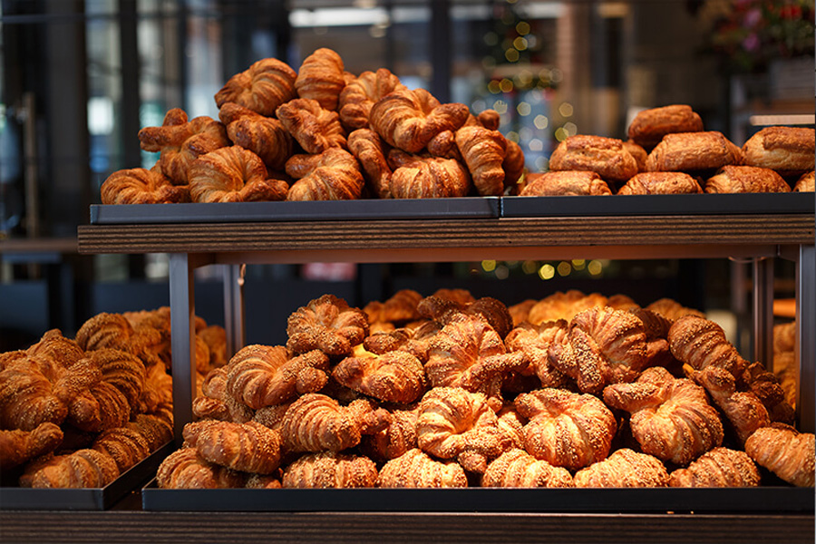 「THE CITY BAKERY 品川」の「プレッツェルクロワッサン」のクロワッサン