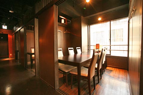 『中華料理 逸品火鍋』の広々とした印象の店内