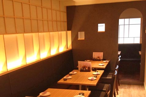 『鳥一代 新橋店』の和モダンの空間