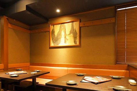 『大衆居酒屋 とりいちず酒場 渋谷新南口店』の和モダンの店内